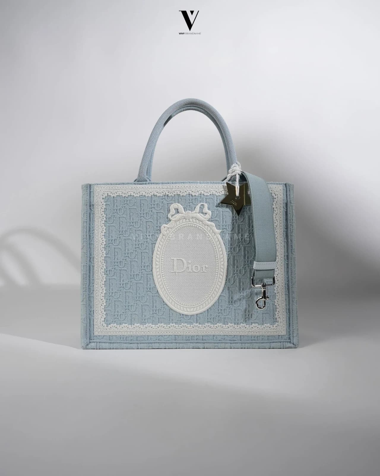 Dior book tote medium — book tote medium oblique jacquard with lace and medaillon céleste blue