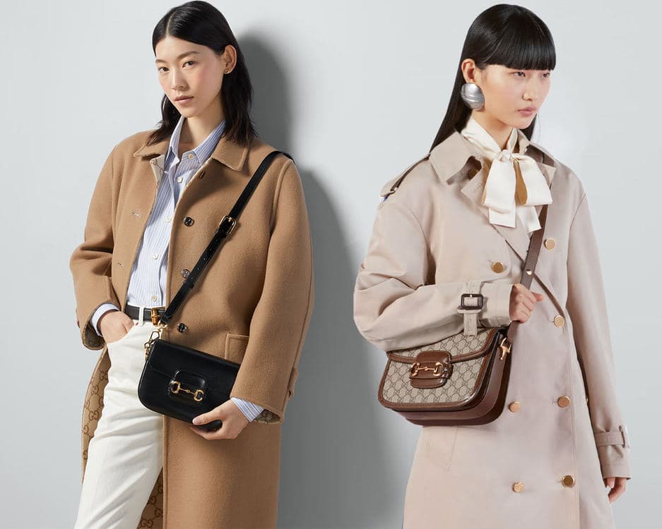 黑色与棕色 Gucci Horsebit 1955 肩背包搭配驼色和米白色外套