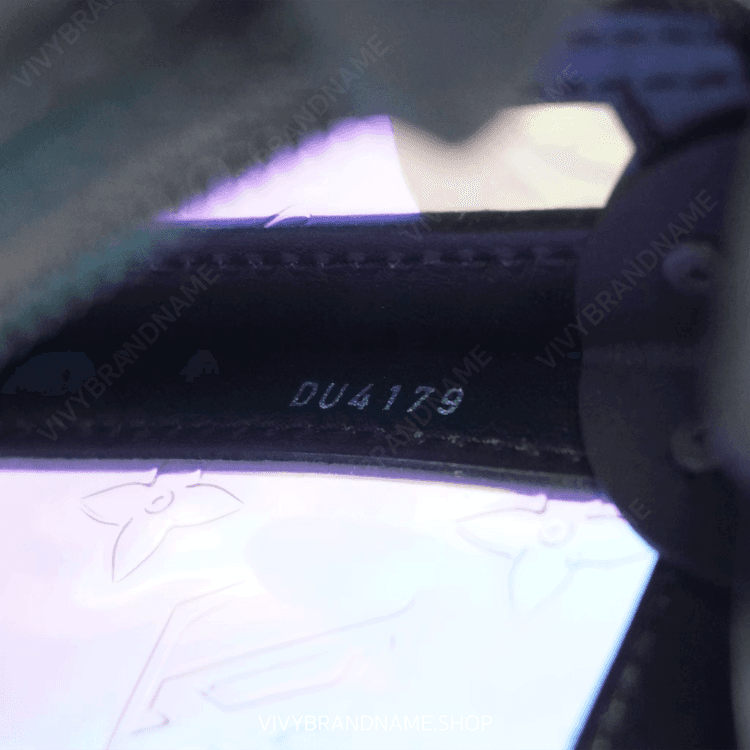 检查灯下的 Louis Vuitton Date Code DU4179 特写