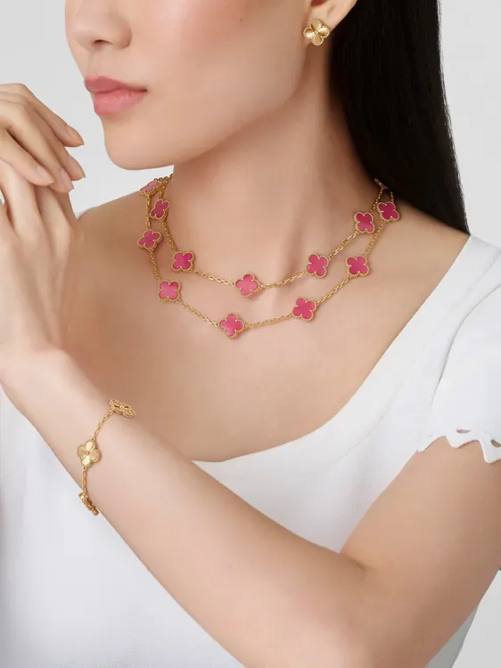 Van Cleef & Arpels Alhambra Pink Enamel 2026 ชมพูละมุนที่ทำให้ตกหลุมรัก — ภาพประกอบ 4