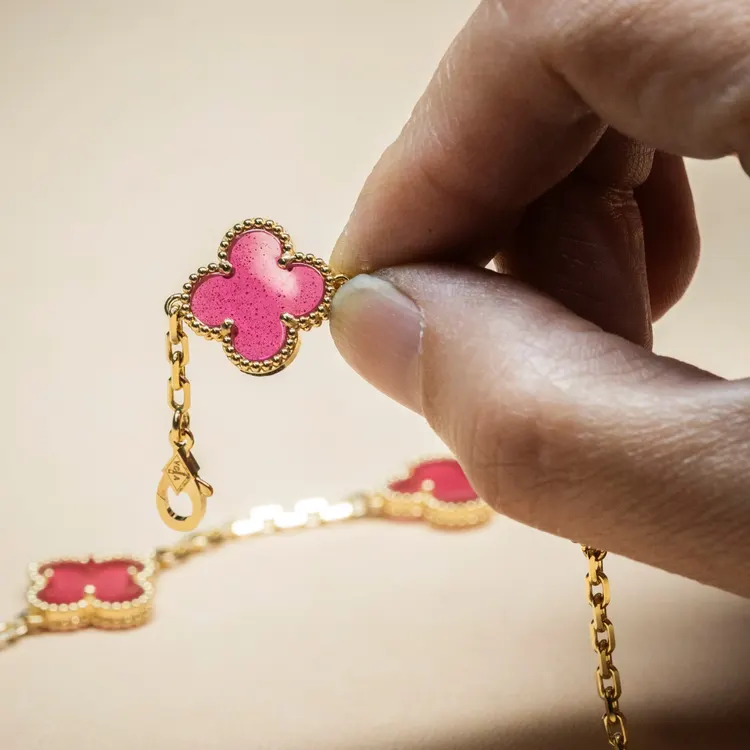 Van Cleef & Arpels Alhambra Pink Enamel 2026 ชมพูละมุนที่ทำให้ตกหลุมรัก — ภาพประกอบ 3