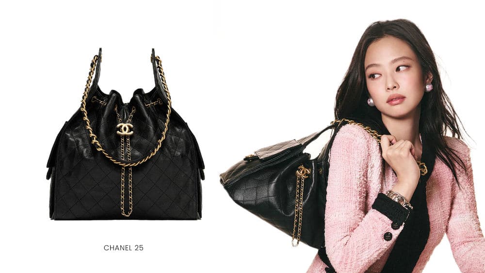 黑色 Chanel 25 与身穿粉色外套的模特并列展示