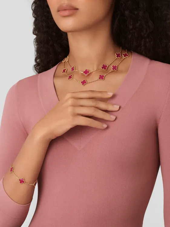 Van Cleef & Arpels Alhambra Pink Enamel 2026 ชมพูละมุนที่ทำให้ตกหลุมรัก — ภาพประกอบ 7