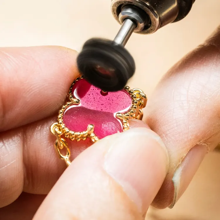 Van Cleef & Arpels Alhambra Pink Enamel 2026 ชมพูละมุนที่ทำให้ตกหลุมรัก — ภาพประกอบ 1