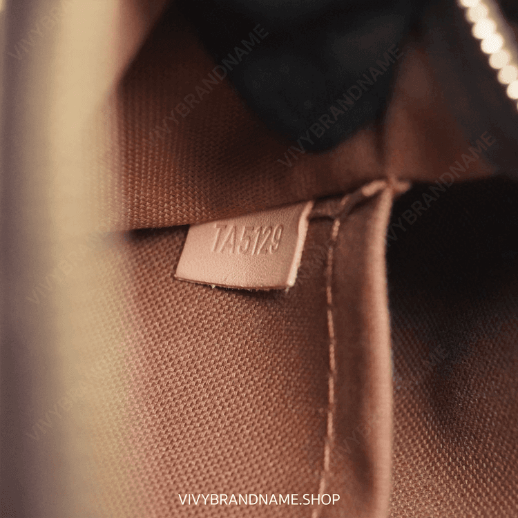 棕色手袋内部标签上的 Louis Vuitton Date Code TA5129 特写