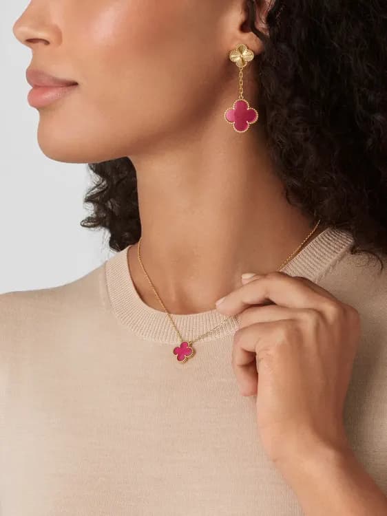 Van Cleef & Arpels Alhambra Pink Enamel 2026 ชมพูละมุนที่ทำให้ตกหลุมรัก — ภาพประกอบ 8