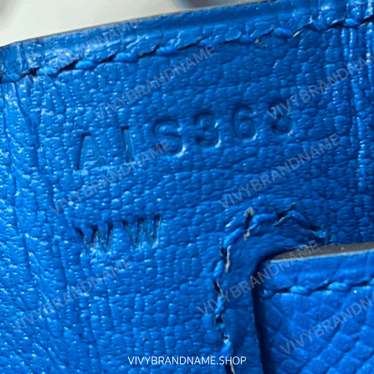 蓝色手袋内部 Hermès 字母数字印记与 MM 特写