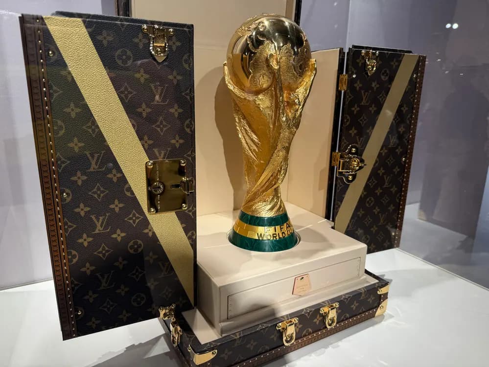 Louis Vuitton Trophy Trunk ได้รับหน้าที่ดูแลถ้วยฟุตบอลโลก 2026 — ภาพประกอบ 1