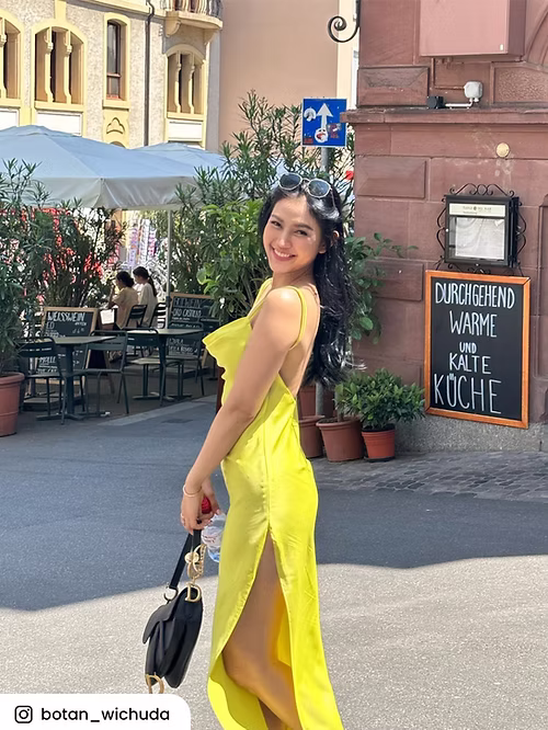 Botan styling a luxury handbag from Vivy Brandname