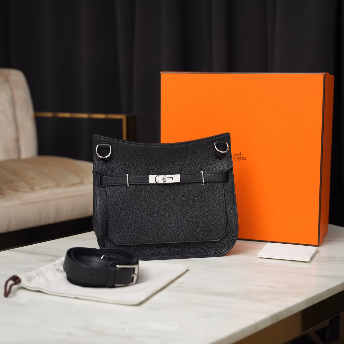 กระเป๋า Hermès สีดำพร้อมกล่องสีส้ม สายสะพาย ถุงผ้า และเอกสาร