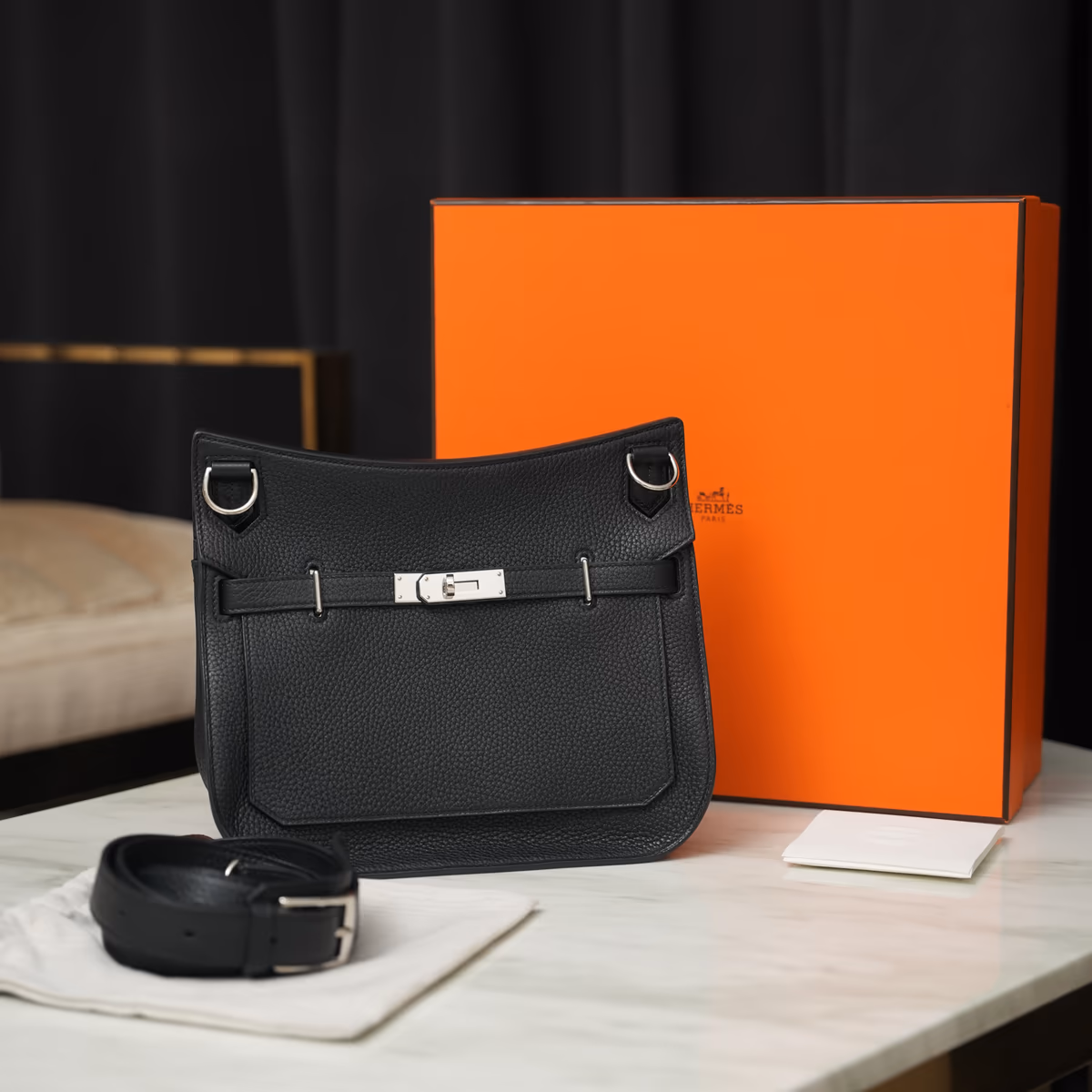 黑色 Hermès 手袋及其包装盒、肩带、防尘袋和文件