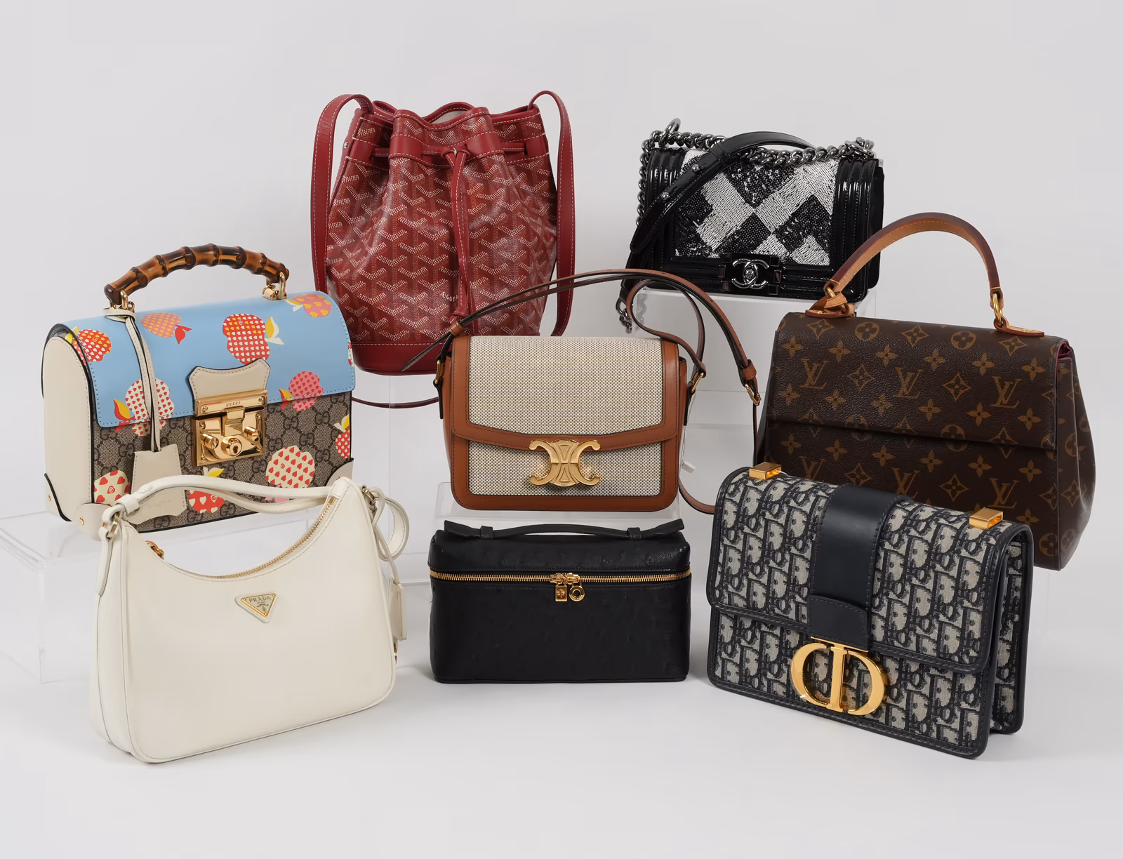 คอลเลกชันกระเป๋าแบรนด์เนมหลากสีจัดแสดงบนพื้นหลังสีเทาอ่อนที่ Vivy Brandname